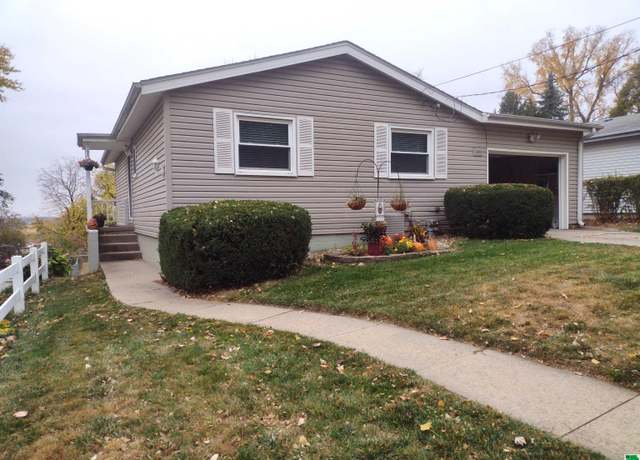 Property at 1808 W Horne Ave, Sioux City, IA 51103, 3 beds, 2 baths