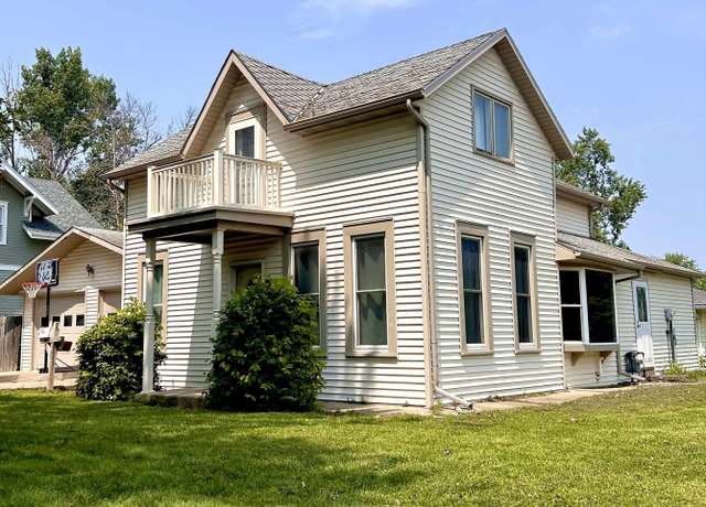 Property at 321 4th St St NE, Orange City, IA 51041, 3 beds, 1 bath