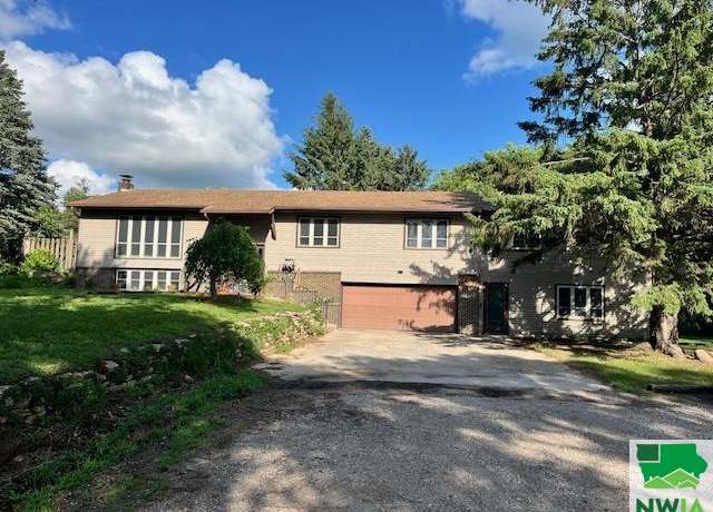 Property at 1526 110th St, Sioux City, IA 51108, 6 beds, 3.5 baths