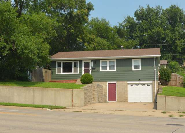 Property at 2128 S Lakeport St, Sioux City, IA 51106, 3 beds, 1.5 baths