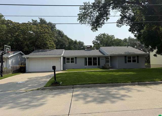 Property at 2804 S Martha St, Sioux City, IA 51106, 4 beds, 3.5 baths