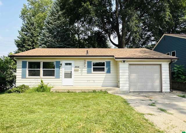 Property at 2524 S Steele St, Sioux City, IA 51106, 3 beds, 2 baths