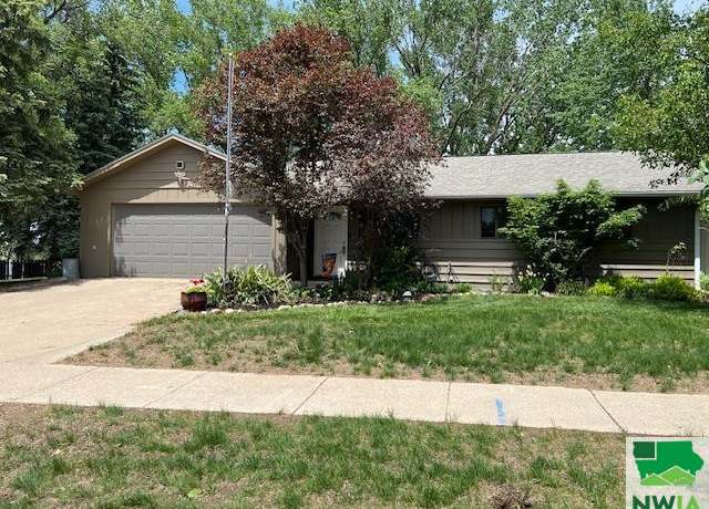 Property at 2401 W 15th St Pl, Sioux City, IA 51103, 2 beds, 2 baths