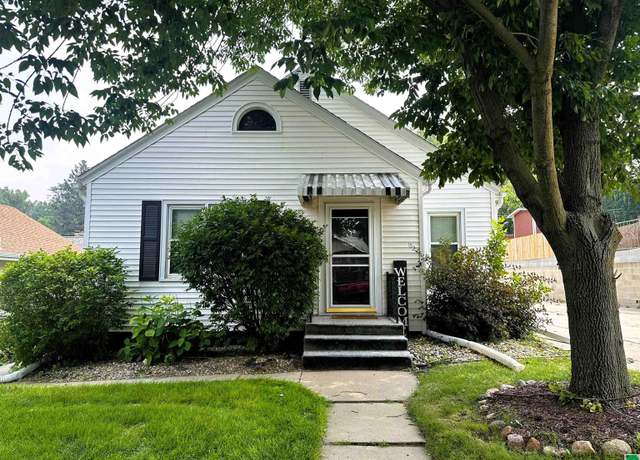Property at 914 30th St, Sioux City, IA 51104, 3 beds, 2 baths
