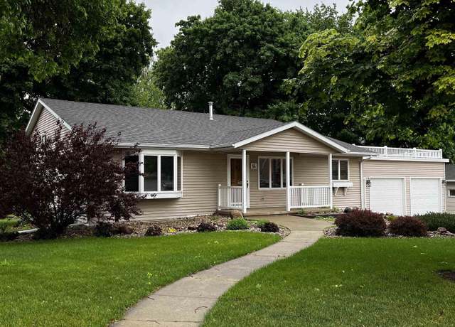 Property at 14 9th St. St SE, Sioux Center, IA 51250, 4 beds, 2 baths