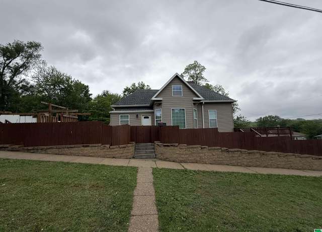 Property at 1400 W 6th St, Sioux City, IA 51103, 4 beds, 1.5 baths