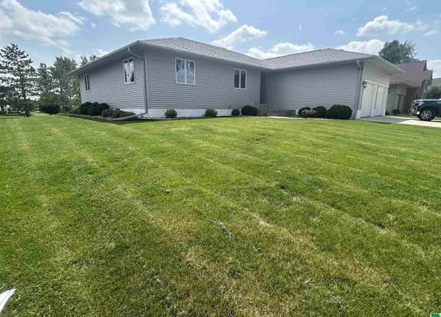 Property at 26 Fairway Dr, Alta, IA 51002, 4 beds, 3 baths