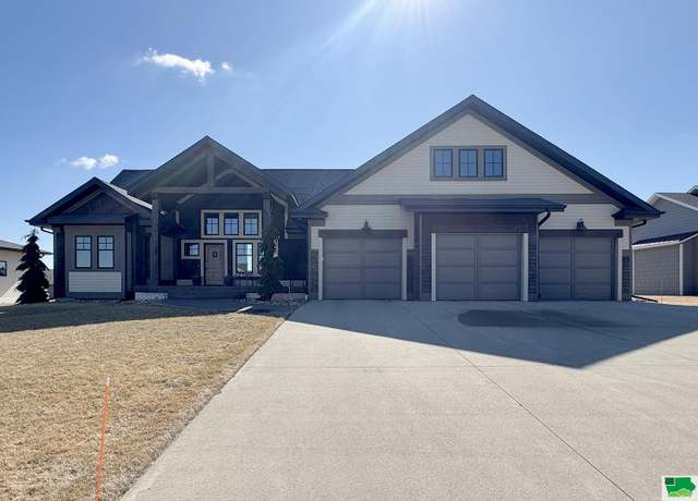 Property at 755 Colonial St, Sioux Center, IA 51250, 5 beds, 4.5 baths