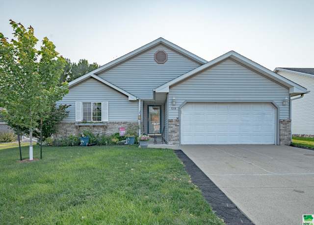 Property at 519 Ascot St, Sioux City, IA 51103, 4 beds, 3 baths
