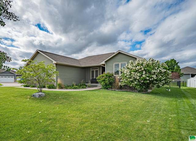 Property at 1411 Belmont Park Ave, No. Sioux City, SD 57049, 5 beds, 3 baths