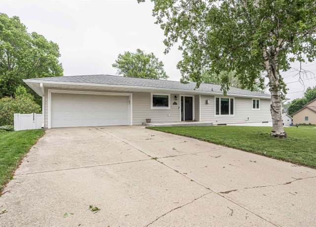 Property at 5 Edward Dr, Lemars, IA 51031, 3 beds, 2 baths