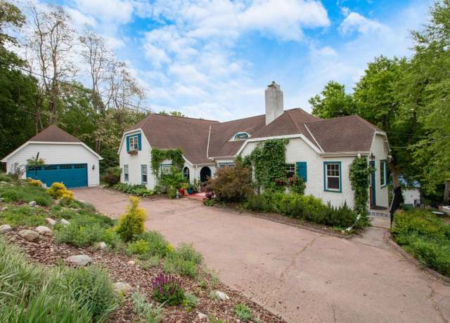 Property at 2000 Plum Creek Rd, Sioux City, IA 51103, 5 beds, 3 baths