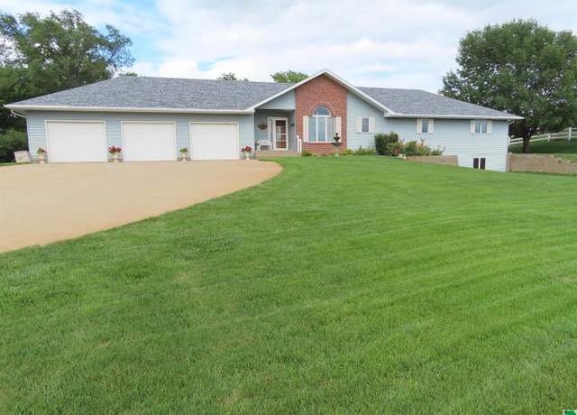Property at 4440 Lost Meadows Rd, Sioux City, IA 51108, 4 beds, 3.5 baths