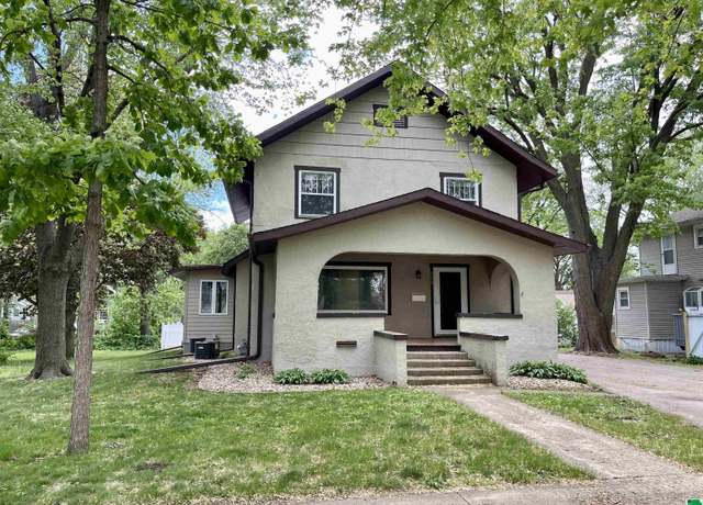 Property at 812 W 6th St, Storm Lake, IA 50588, 3 beds, 2.5 baths