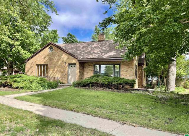 Property at 701 E Lakeshore Dr, Storm Lake, IA 50588, 4 beds, 2.5 baths
