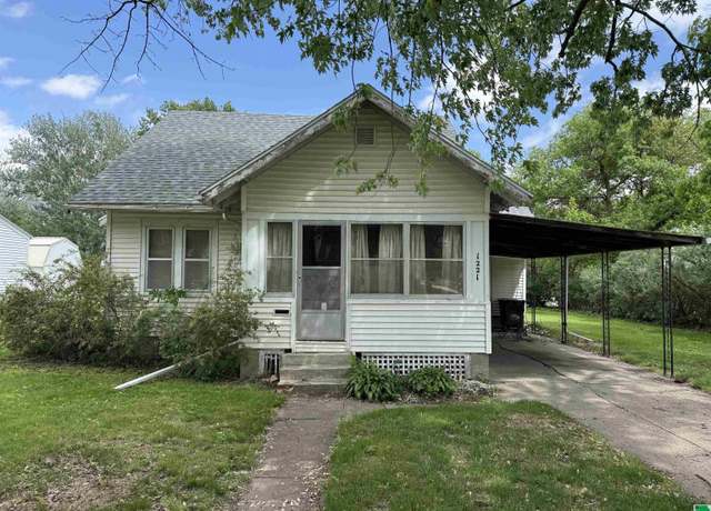 Property at 1221 12th St, Onawa, IA 51040, 4 beds, 2 baths