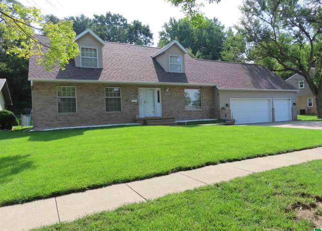 Property at 3326 Pierce St, Sioux City, IA 51104, 6 beds, 4.5 baths