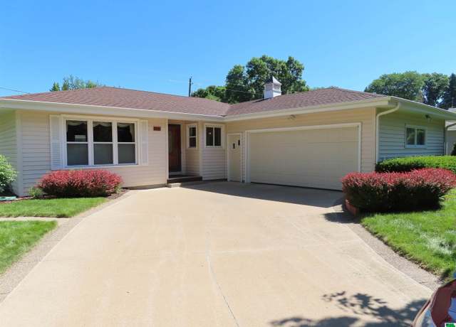 Property at 5425 Myers Ct, Sioux City, IA 51106, 3 beds, 3 baths