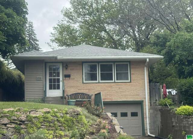 Property at 2908 Grandview Blvd, Sioux City, IA 51104, 3 beds, 1 bath