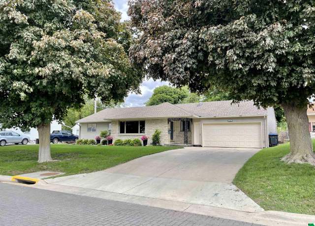 Property at 1105 W 4th, Storm Lake, IA 50588, 4 beds, 2 baths