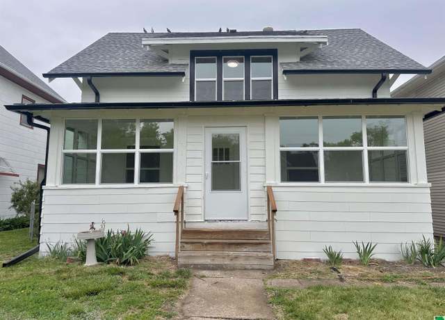 Property at 1607 W 15th St, Sioux City, IA 51103, 4 beds, 1.5 baths
