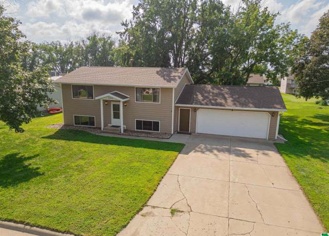 Property at 1011 9th Ave, Rock Valley, IA 51247, 4 beds, 2 baths