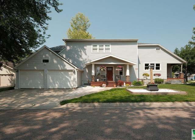Property at 414 E Greene St, Paullina, IA 51046, 3 beds, 2 baths