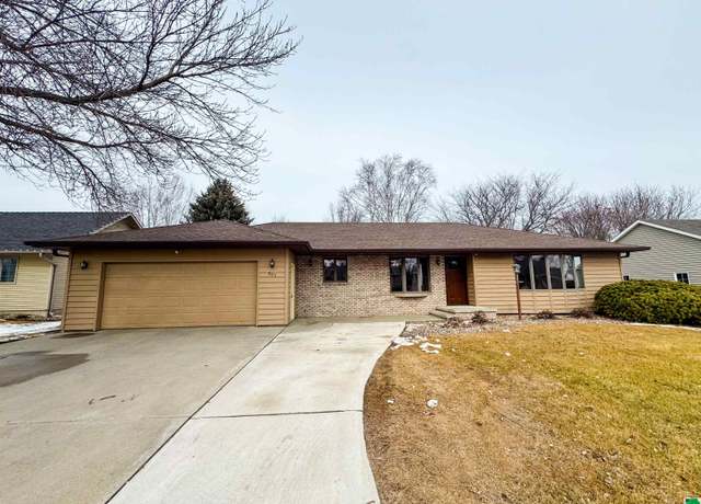 Property at 907 6th St St SE, Orange City, IA 51041, 3 beds, 3 baths