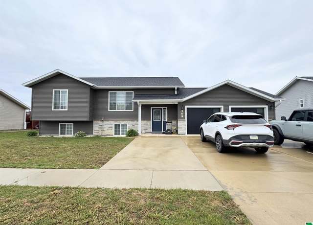 Property at 509 Magnolia Ln, Storm Lake, IA 50588, 4 beds, 3 baths