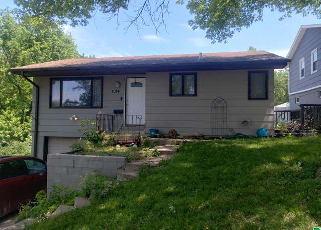 Property at 1014 S Rustin St, Sioux City, IA 51106, 3 beds, 1 bath