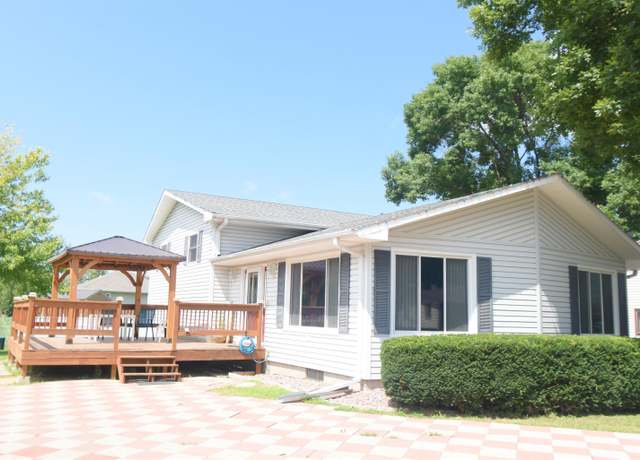 Property at 2205 F St, South Sioux City, NE 68776, 4 beds, 3 baths