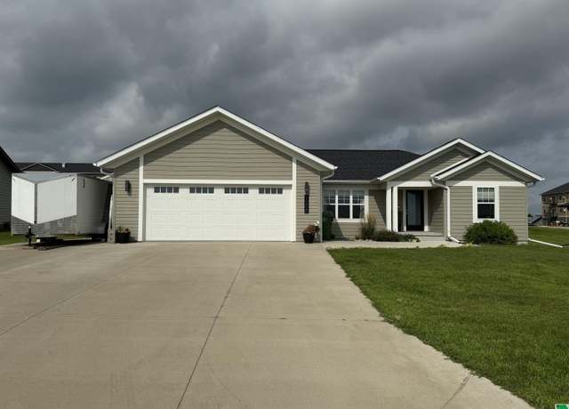 Property at 1506 Lincoln Pl Pl SE, Orange City, IA 51250, 4 beds, 3 baths