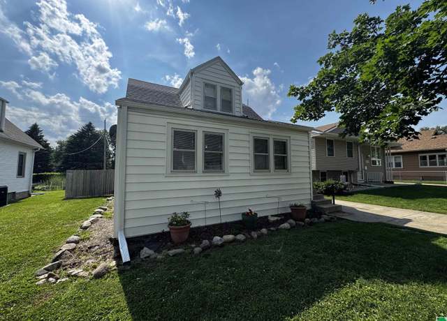 Property at 2621 S Glass St, Sioux City, IA 51106, 3 beds, 1 bath