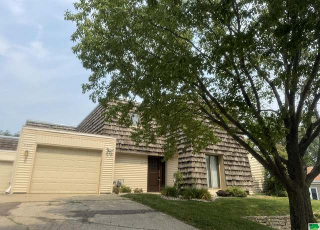 Property at 2329 Indian Hills Dr, Sioux City, IA 51104, 2 beds, 2.5 baths