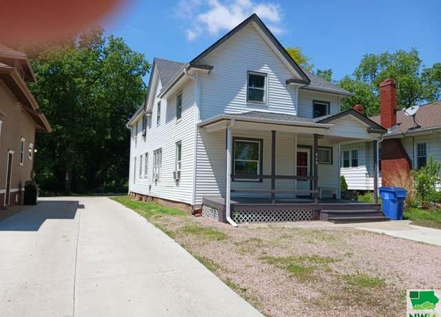 Property at 428 Cottage Ave, Vermillion, SD 57069, 7 beds, 3 baths