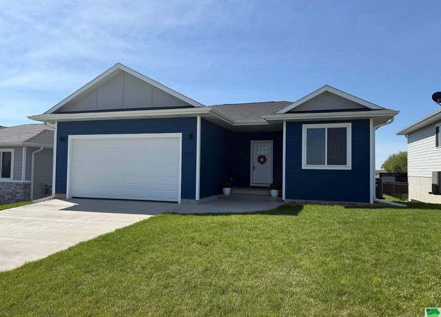 Property at 1604 14th St SE, Orange City, IA 51041, 3 beds, 2 baths