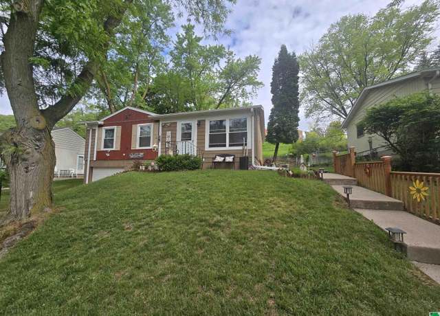 Property at 1807 W 25th St, Sioux City, IA 51103, 3 beds, 1 bath