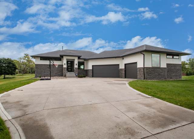 Property at 920 Wynstone Dr, Jefferson, SD 57038, 6 beds, 3 baths