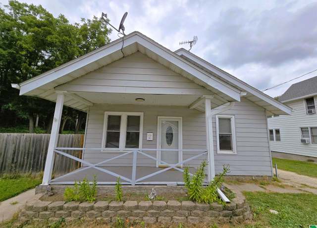 Property at 1811 S Helen St, Sioux City, IA 51106, 3 beds, 1 bath