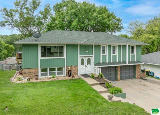Property at 5318 Wellington Ave, Sioux City, IA 51106, 4 beds, 2.5 baths