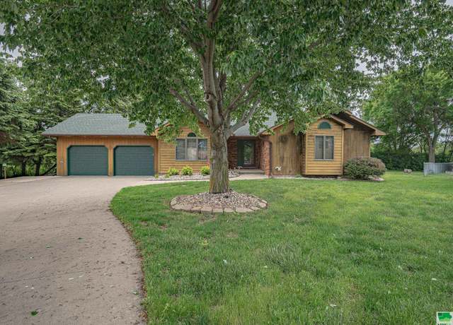 Property at 5820 Lorraine Ave, Sioux City, IA 51106, 3 beds, 3 baths