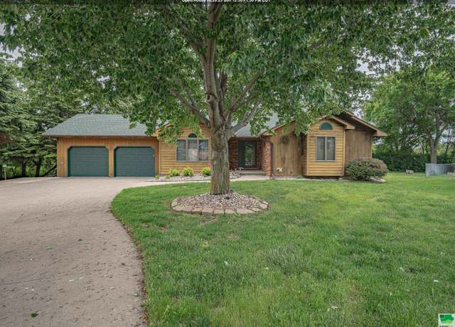 Property at 5820 Lorraine Ave, Sioux City, IA 51106, 3 beds, 3 baths