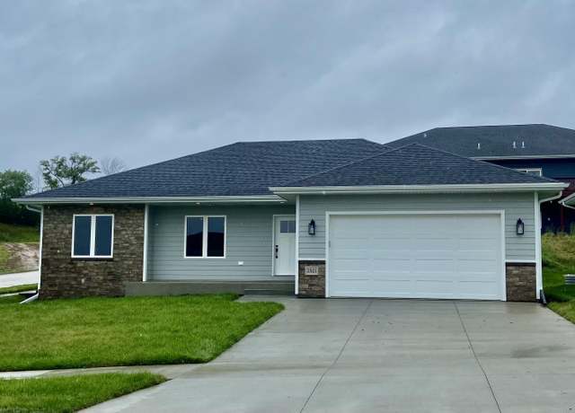 Property at 2921 Addison Cir, Sioux City, IA 51104, 5 beds, 3 baths