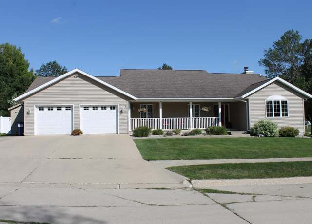Property at 1500 Sunrise Ct, Sheldon, IA 51201, 4 beds, 3 baths
