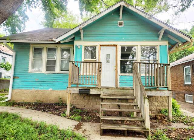 Property at 1203 26th St, Sioux City, IA 51104, 3 beds, 1 bath
