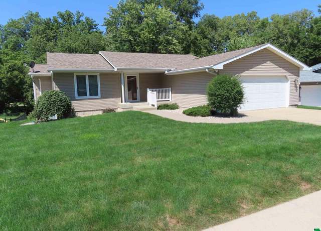 Property at 2711 S Royce St, Sioux City, IA 51106, 4 beds, 2.5 baths