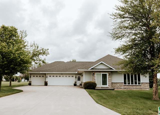 Property at 358 Sawgrass Trl, Sioux Center, IA 51250, 2 beds, 3 baths