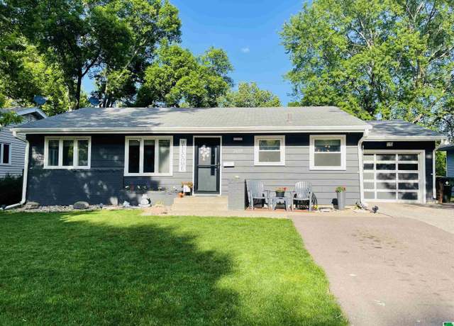 Property at 2618 S Mulberry St, Sioux City, IA 51106, 4 beds, 2 baths