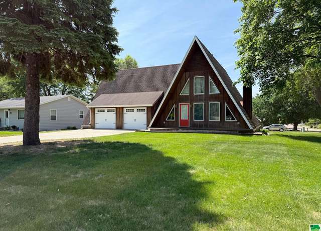 Property at 404 4th St St NE, Orange City, IA 51041, 3 beds, 2 baths