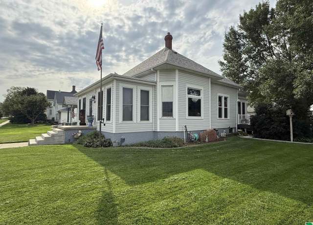 Property at 400 Reed St, Akron, IA 51001, 3 beds, 2 baths